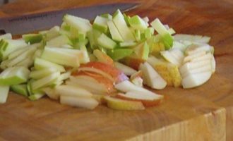 Рисовый салат с яблоками, грушей и грецкими орехами