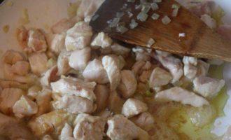 Каннелони, фаршированные курицей и грибами под сливочным соусом