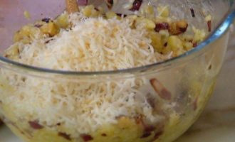 Рисовый тарт с карамелизированным луком, сыром и грецкими орехами