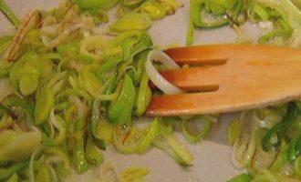 Салат из баклажана, лука-порея и спаржи