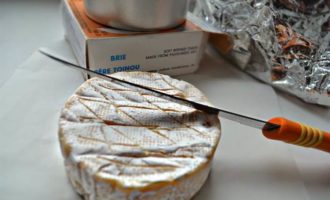 Запеченный сыр Бри с глазированным инжиром
