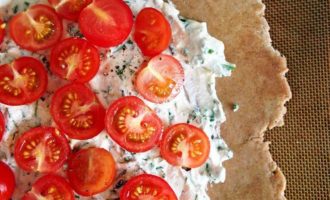 Цельнозерновая галета с томатами, рикоттой и зеленью