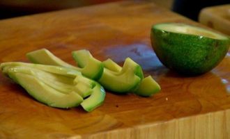 Лаваш с ароматной фасолью и авокадо
