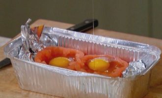Яйца с беконом, запеченные в помидорах