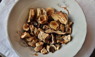Закусочный блинный пирог с грибами и капустой
