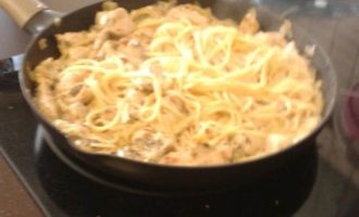 Спагетти с индейкой и творожным сыром