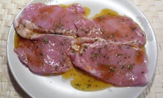 Свинина, запеченая с помидорами и моцареллой