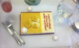 Бисквитный торт "Книга" с натуральными красителями