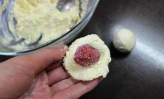 Десерт из киви с творожными клецками