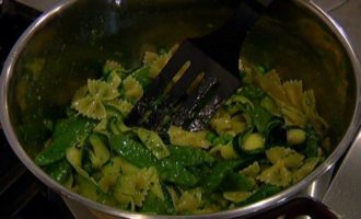 Паста с зелеными овощами и сыром буррата