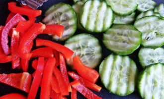 Тёплый овощной салат с рыбой и пастой