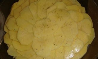 Картофель в молоке, запеченный в духовке