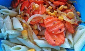 Тёплый овощной салат с рыбой и пастой