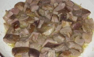 Белые грибы, жареные с луком и сметаной