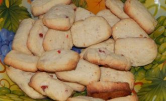 Печенье с сушеной клубникой, вишней и миндалем