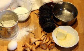 Черная паста с грибами и соусом бешамель