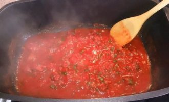 Пенне в томатном соусе с кальмарами и маслинами
