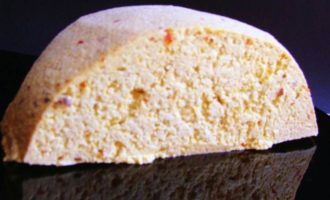 Домашний сыр с паприкой и "кайенской солью"