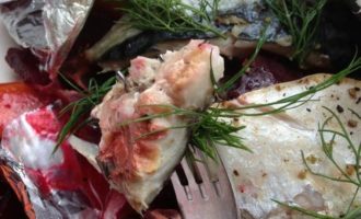 Запеченная рыба на овощной подушке с моцареллой