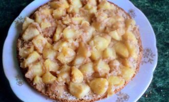 Ореховый торт с карамелизированными яблоками