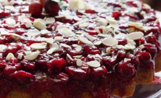 Миндальный пирог-перевертыш с ягодой
